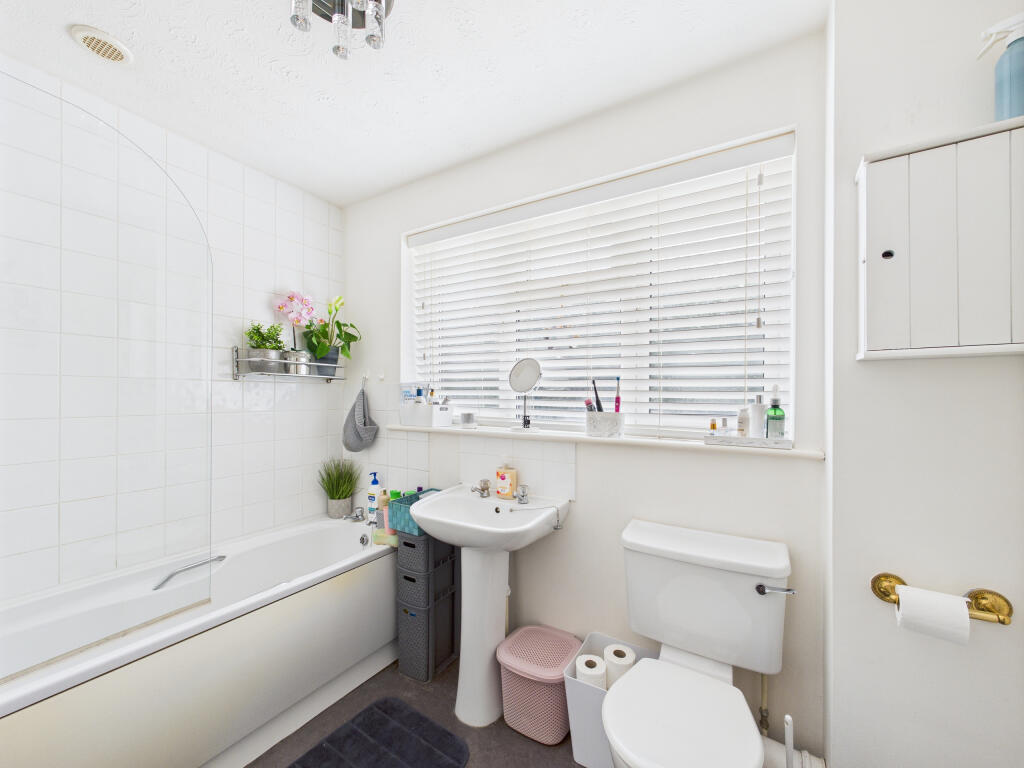 CAM01354G0-PR0570-STILL008