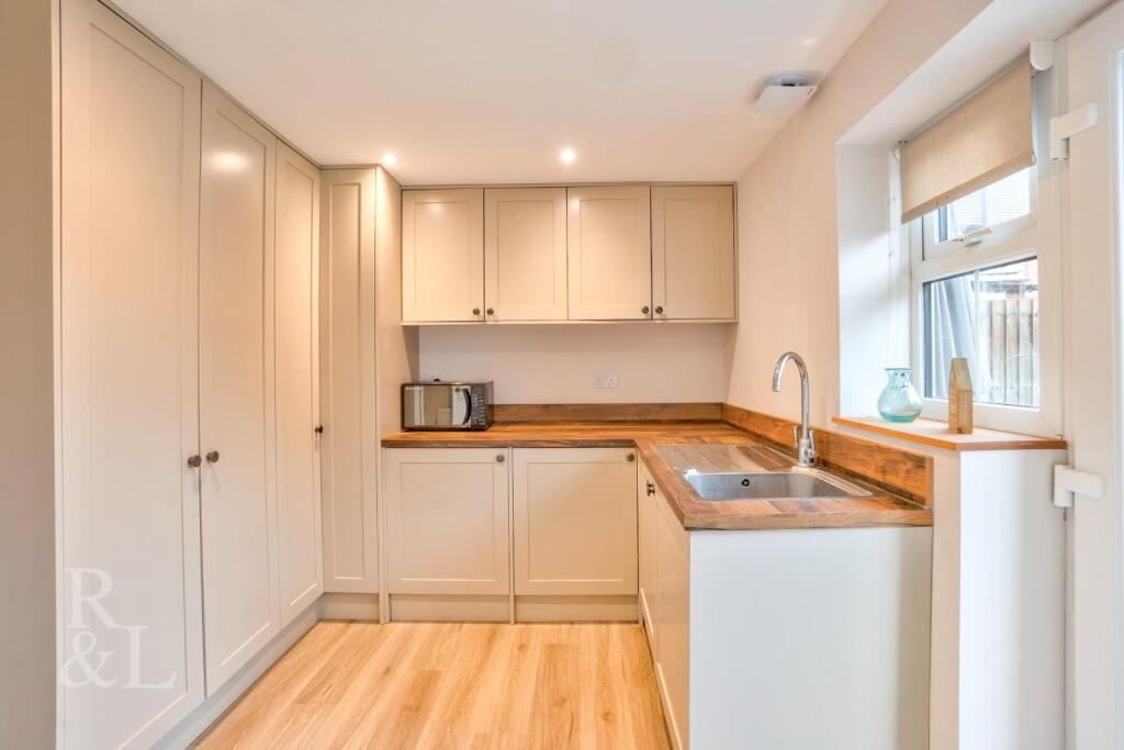21 Dennis Way (16).jpg