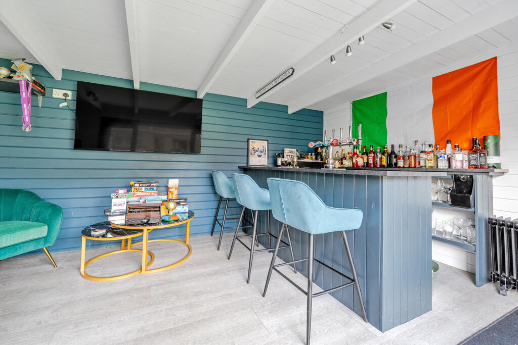 1370499-6-68f76b5...