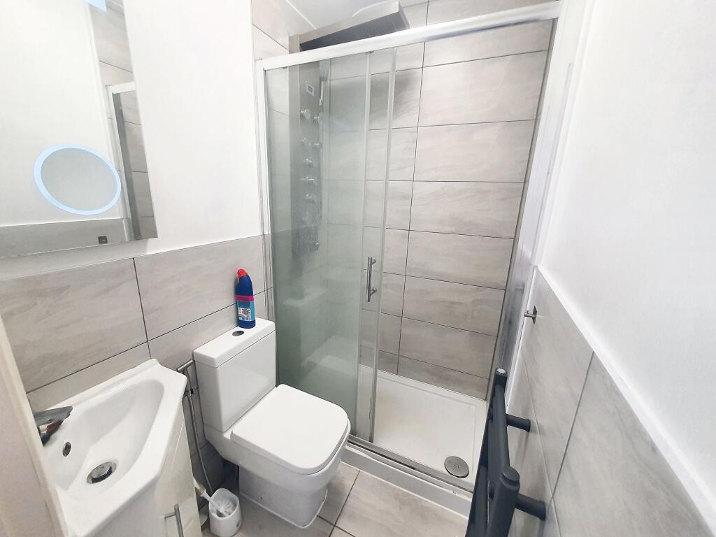ROOM 4 - ENSUITE