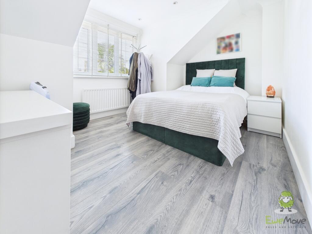 CAM01543G0-PR0142-STILL006