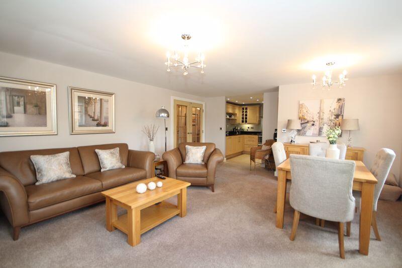 Lounge / Dining Area