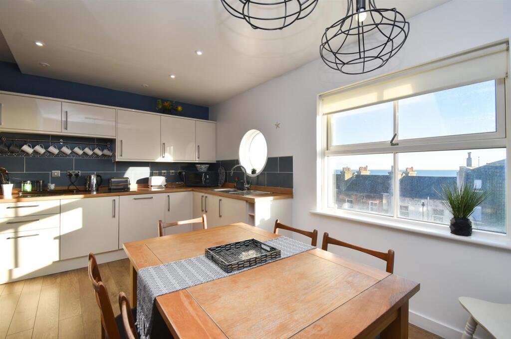 Eat-in kitchen