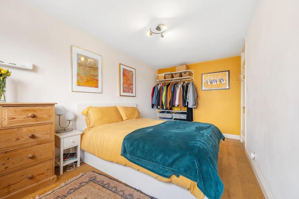 Bedroom 1 (2).JPG