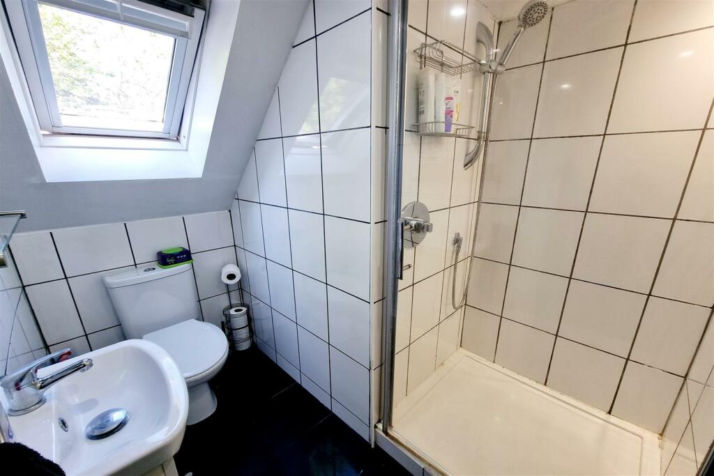 BATHROOM ON 1ST FLOOR: