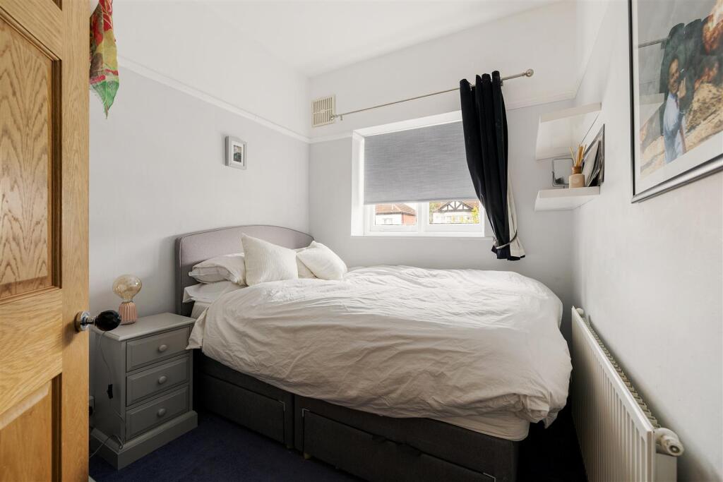 Cheyne Avenue, E18