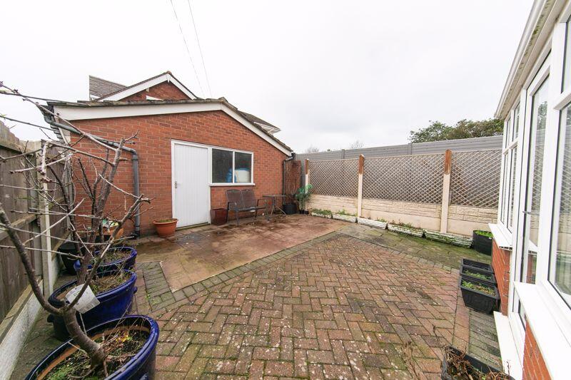 Private courtyard garden &amp; garage 1