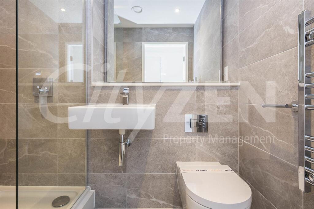 EN SUITE SHOWER ROOM