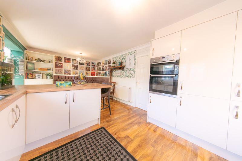 Kitchen &amp; dining room