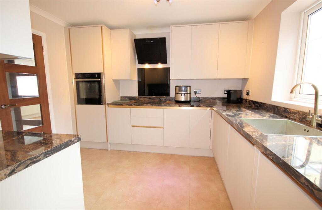 Fitted Kitchen/Breakfast Room