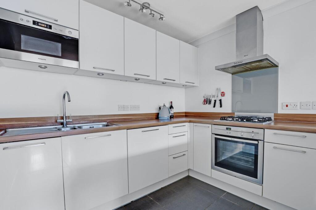 08-8c94JHPropWorld - Flat 3, 104 Wells Park Road -