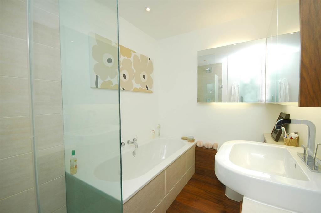 6 Millfield Lane-Bathroom.jpg