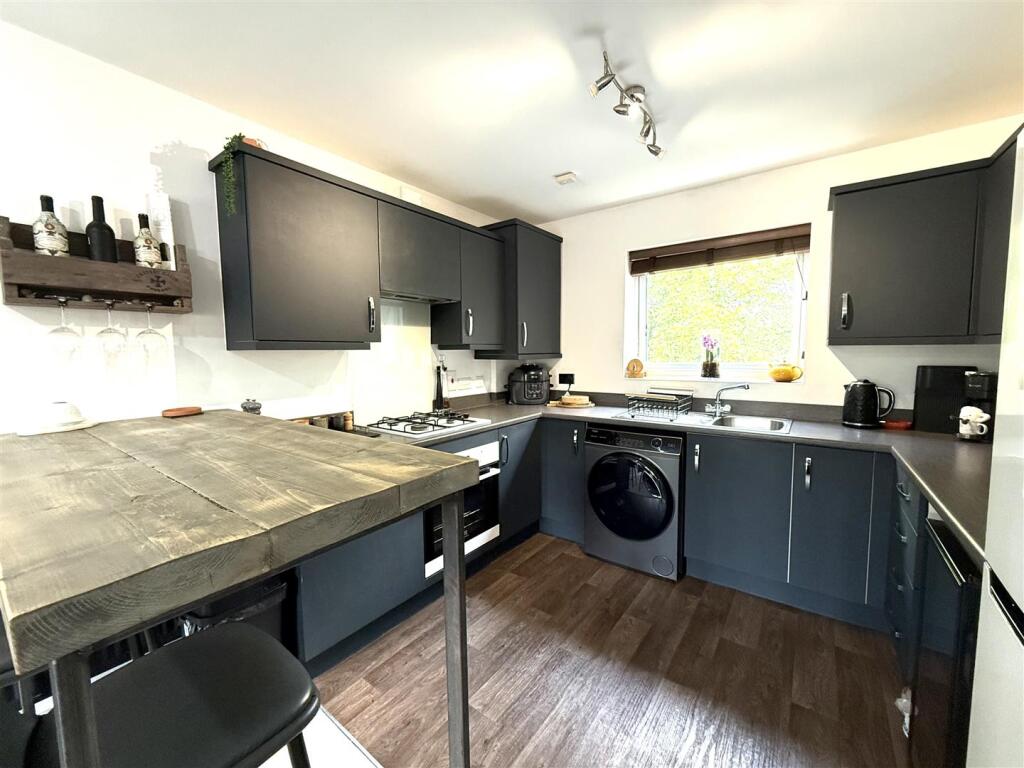 30 langley way kit 4.jpeg