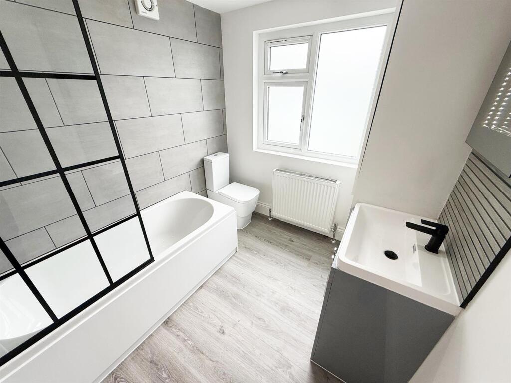 Family Bathroom (4).jpg