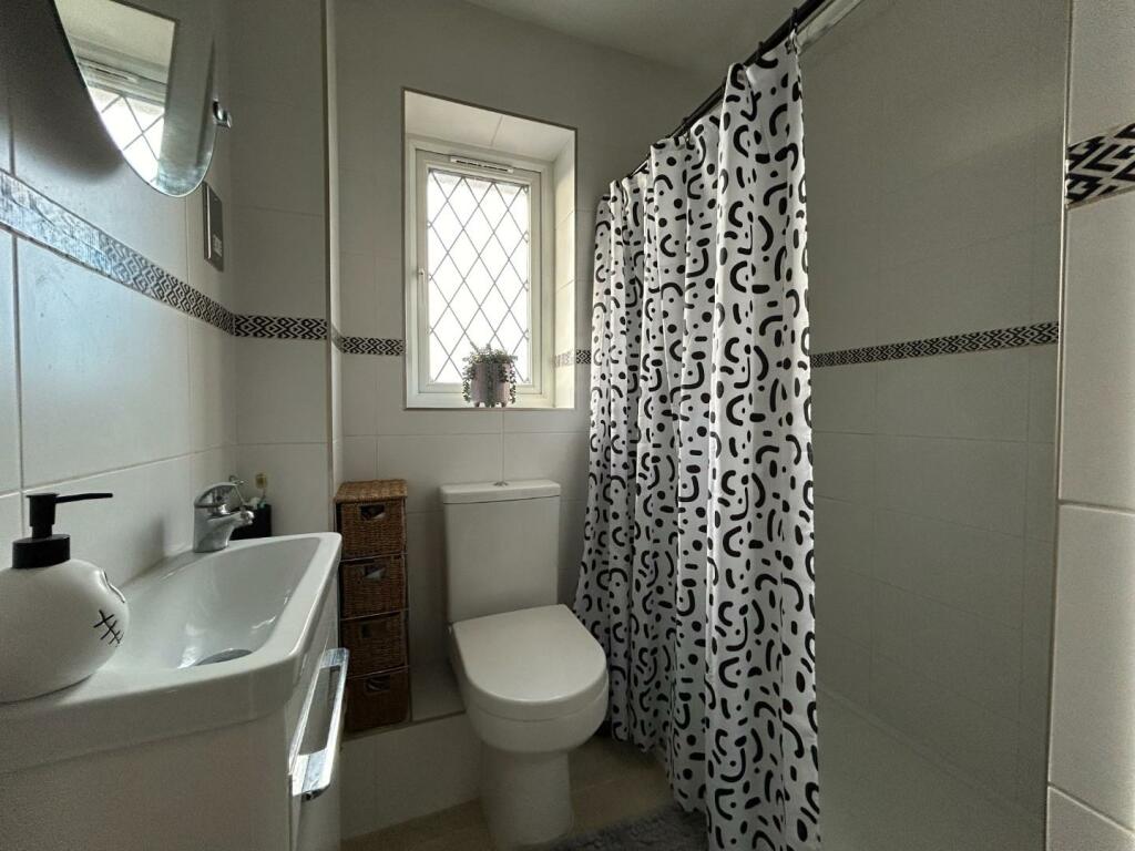 EN-SUITE SHOWER ROOM