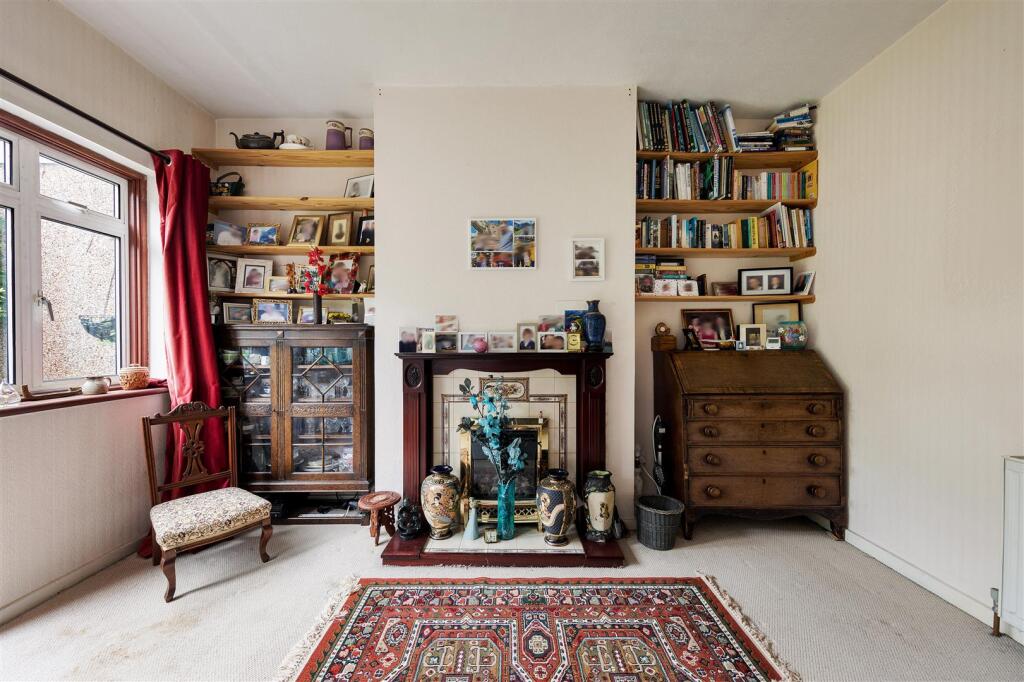South View Drive, E18