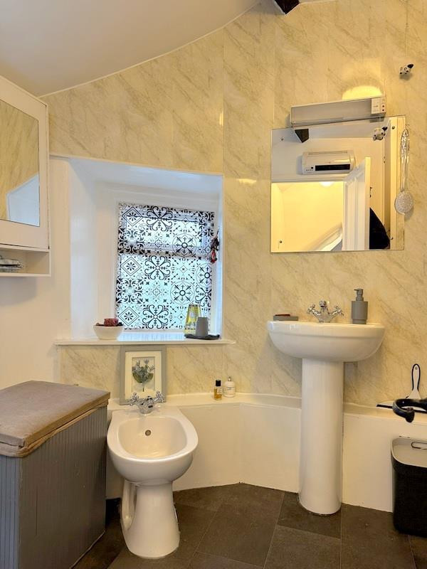 Bathroom 1.jpg