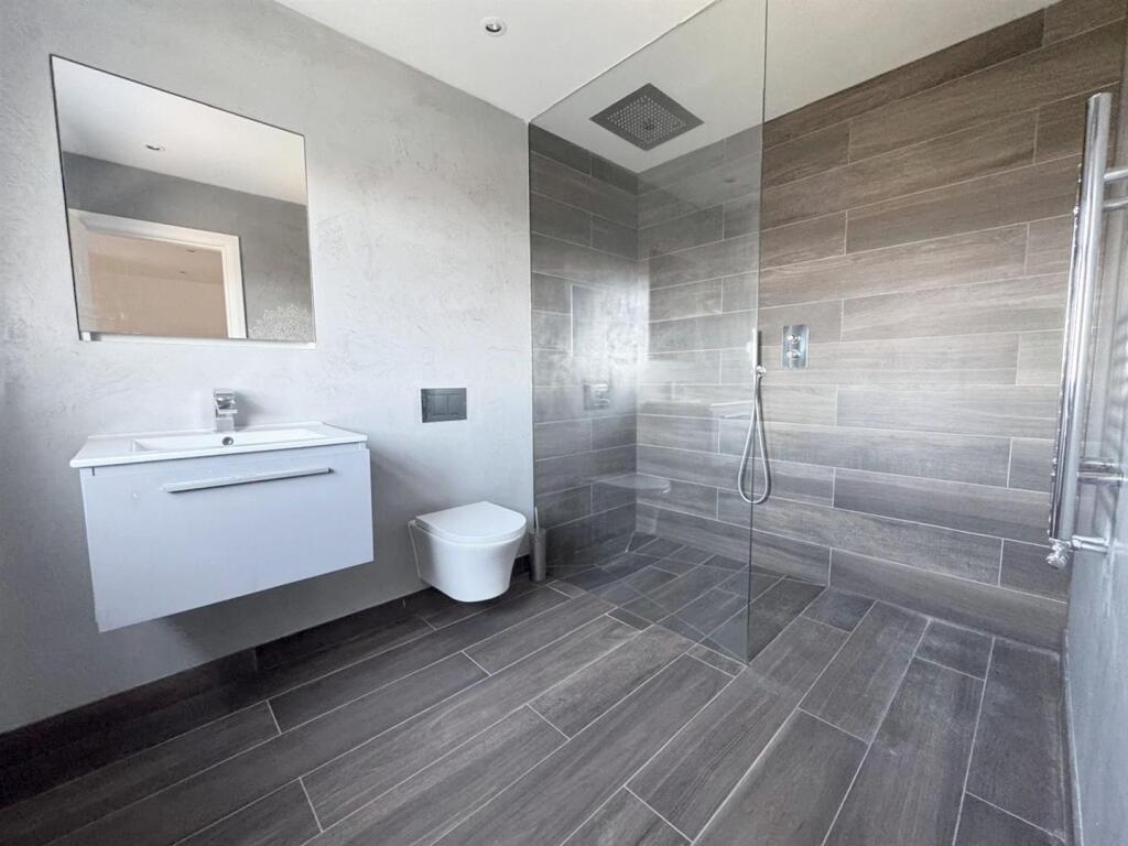 En-suite to Bed 3.jpeg