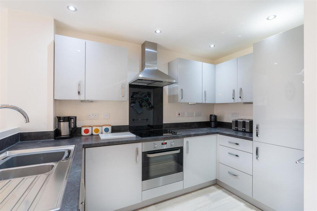 15 Dahlia Crescent-4.jpg