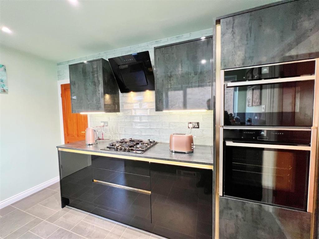 Kitchen 5.jpg