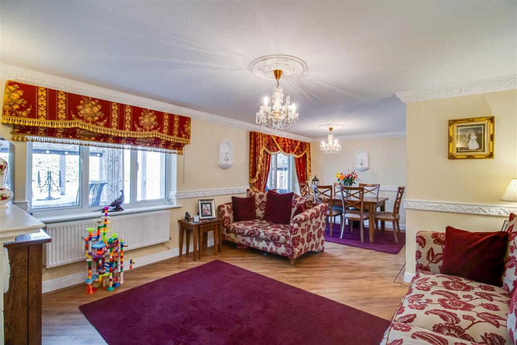 LOUNGE/DINING ROOM