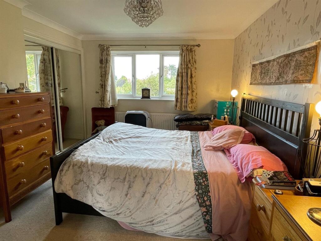 Main bedroom 2.jpg