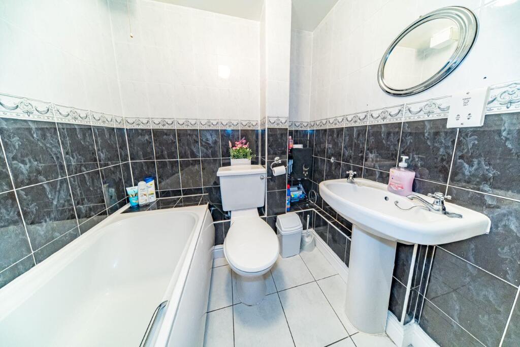 7 Rio Court bathroom.jpg