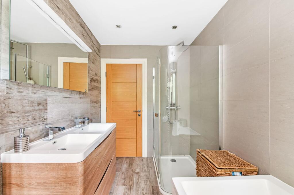 EN-SUITE SHOWER ROOM