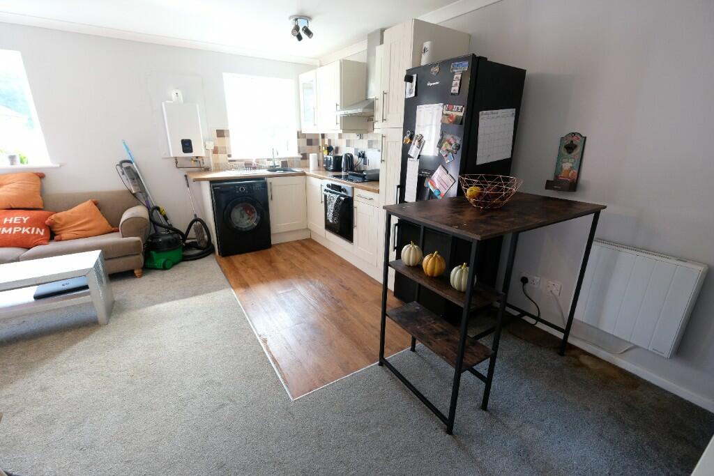 KITCHEN/LIVING ROOM