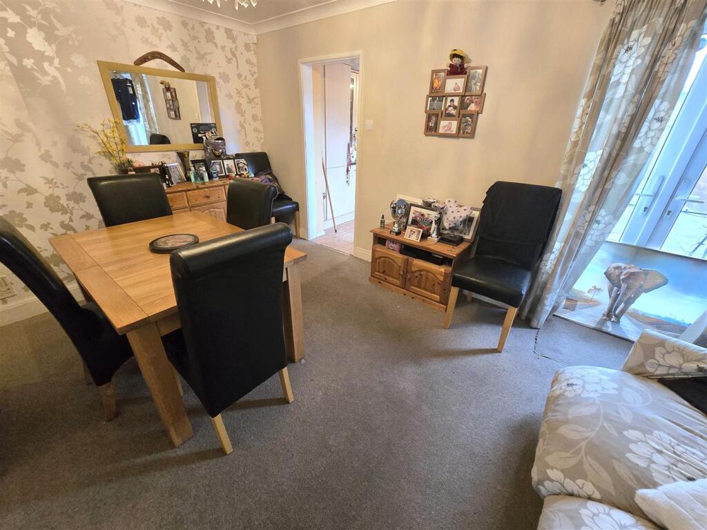Sitting Room/Dining Room