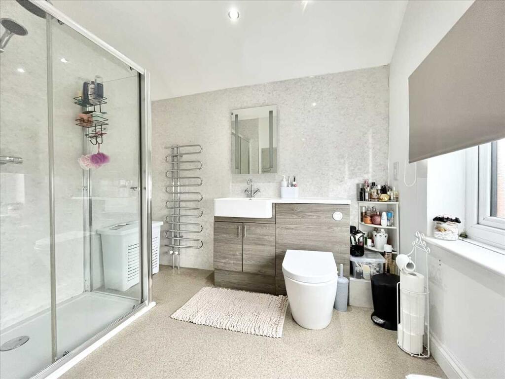 EN-SUITE SHOWER ROOM