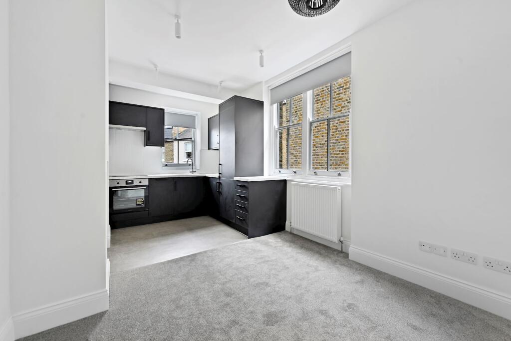 2 LOUNGE KITCH.JPG