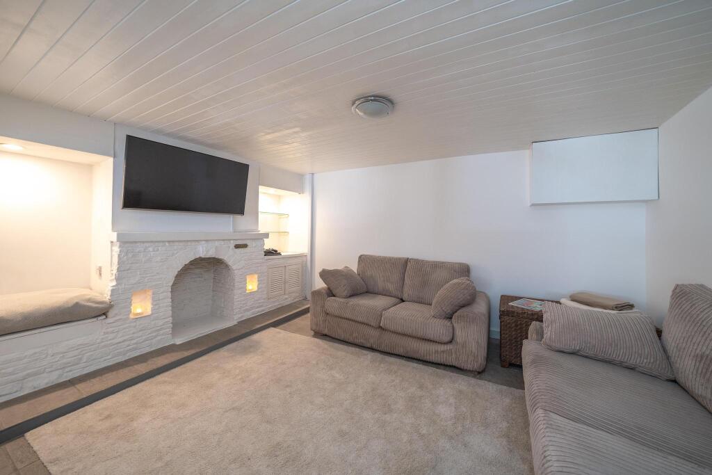 Snug (Lower Ground Floor)