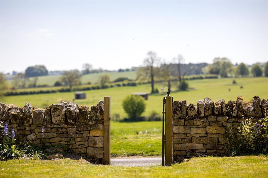 86 - Dowmans Farmhouse - GL53 9QY - Web.jpg