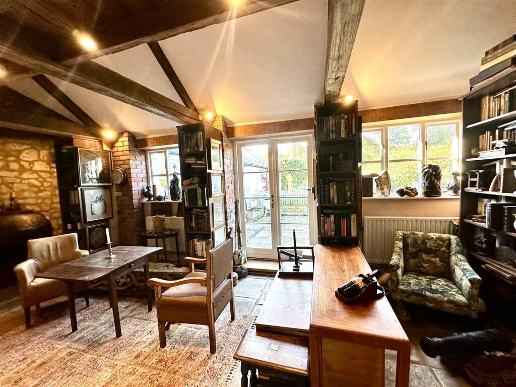 LIBRARY/DINING ROOM