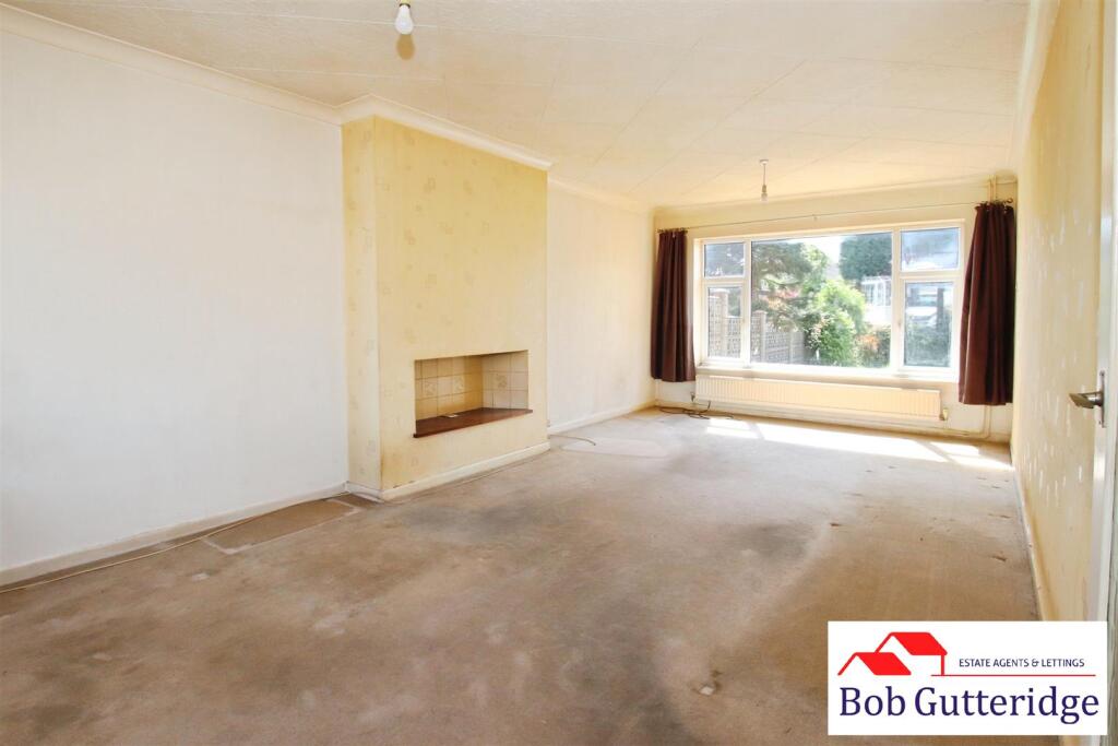 OPEN PLAN LOUNGE/DINING ROOM