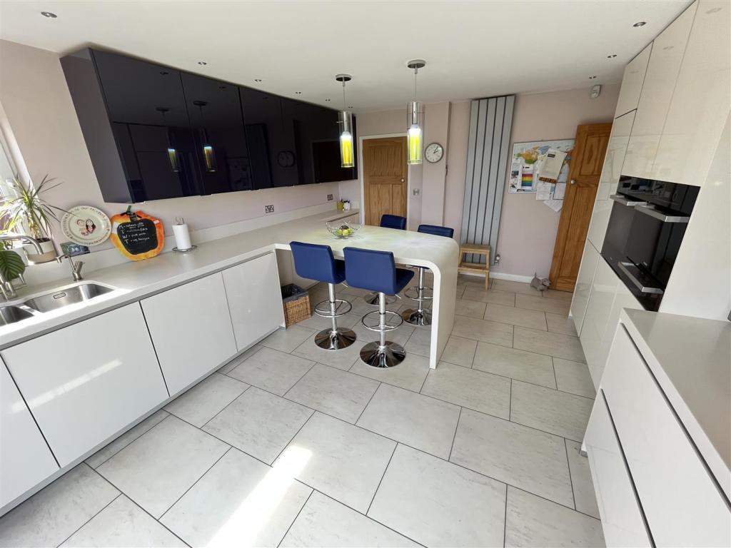 Breakfast Kitchen Aspect 3.jpg