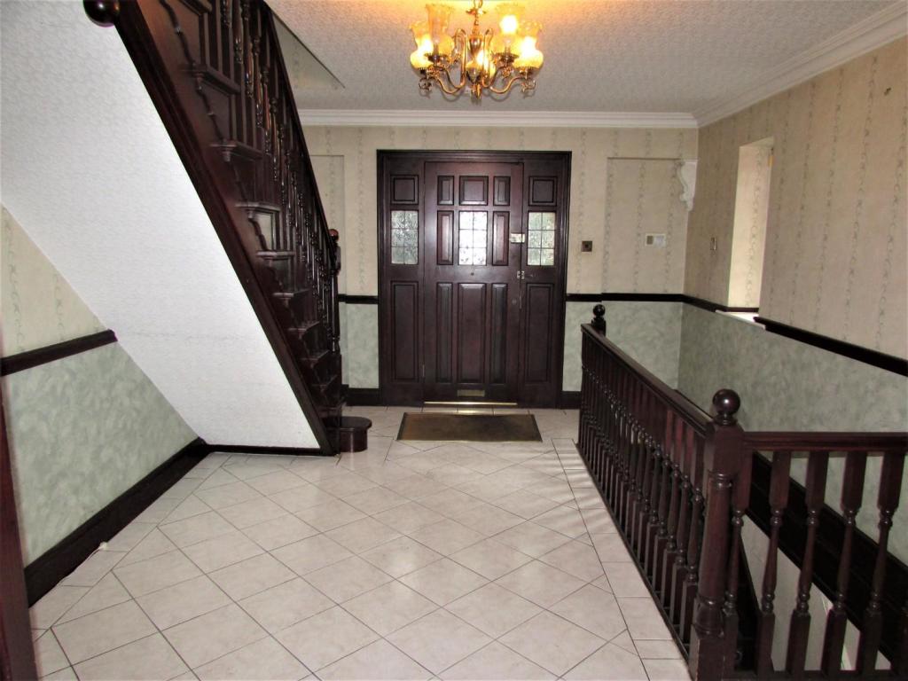 MeadowRd9aHall2.JPG