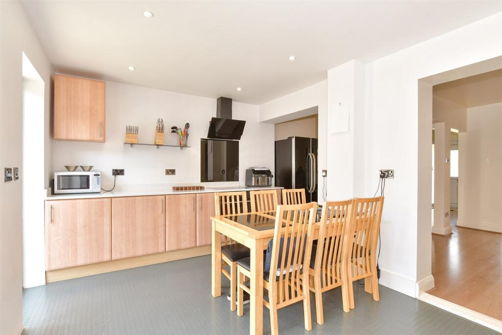 Kitchen/Breakfast Area