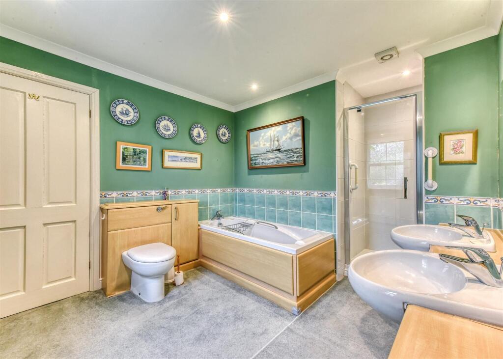20 Cross Road-bed1 ensuite2 RevA.jpg
