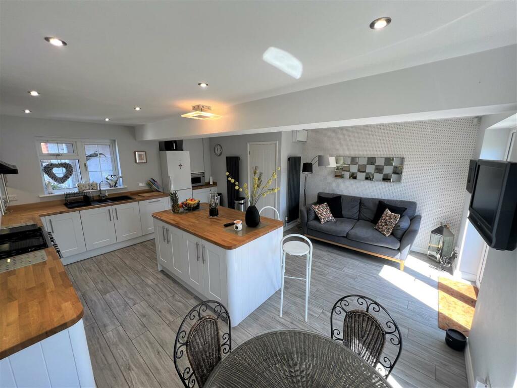 Kitchen 1.JPG