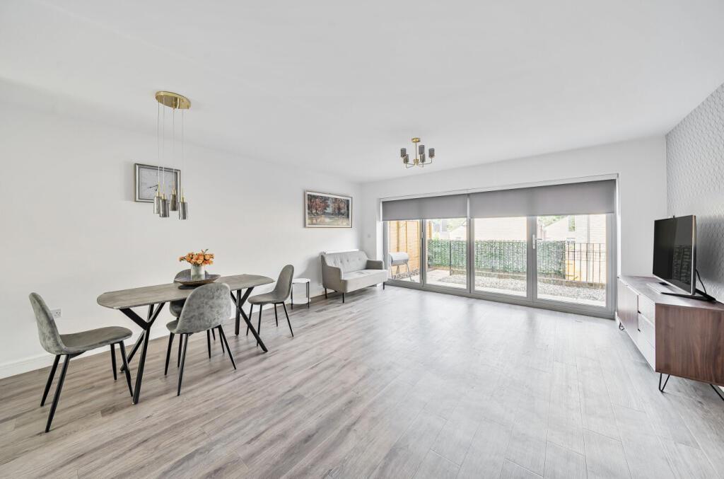 1320274-3-686d45b...