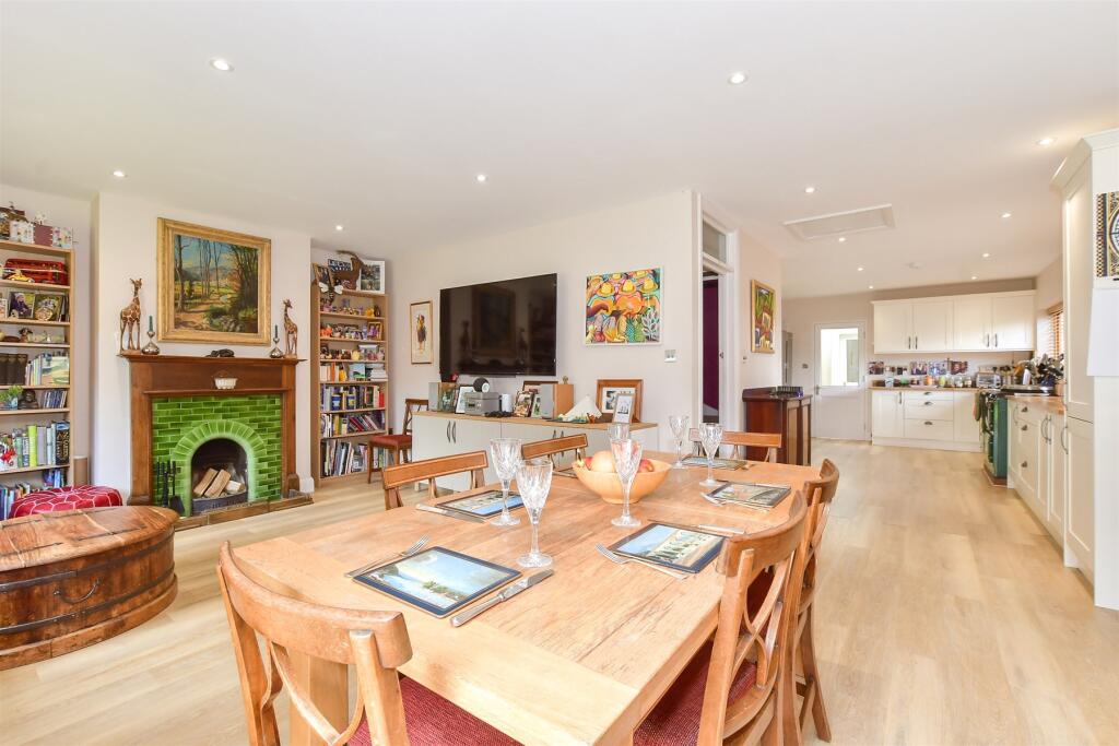 Lounge/Dining Area