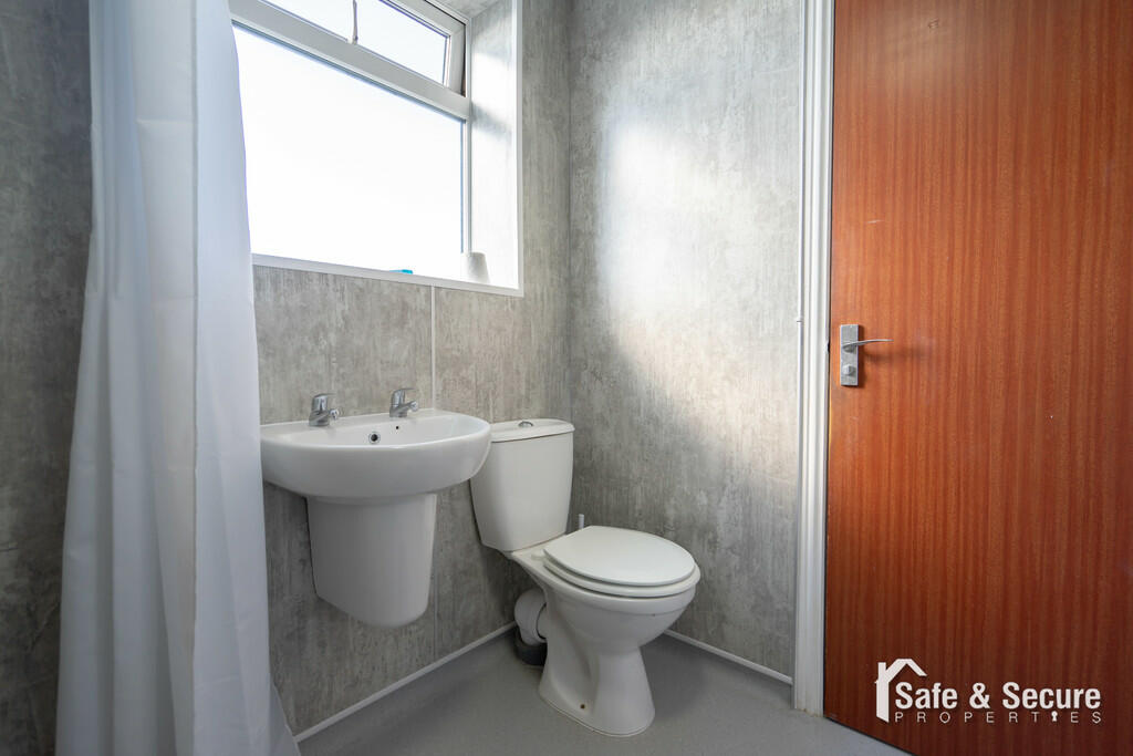 32 Leyland Close-...