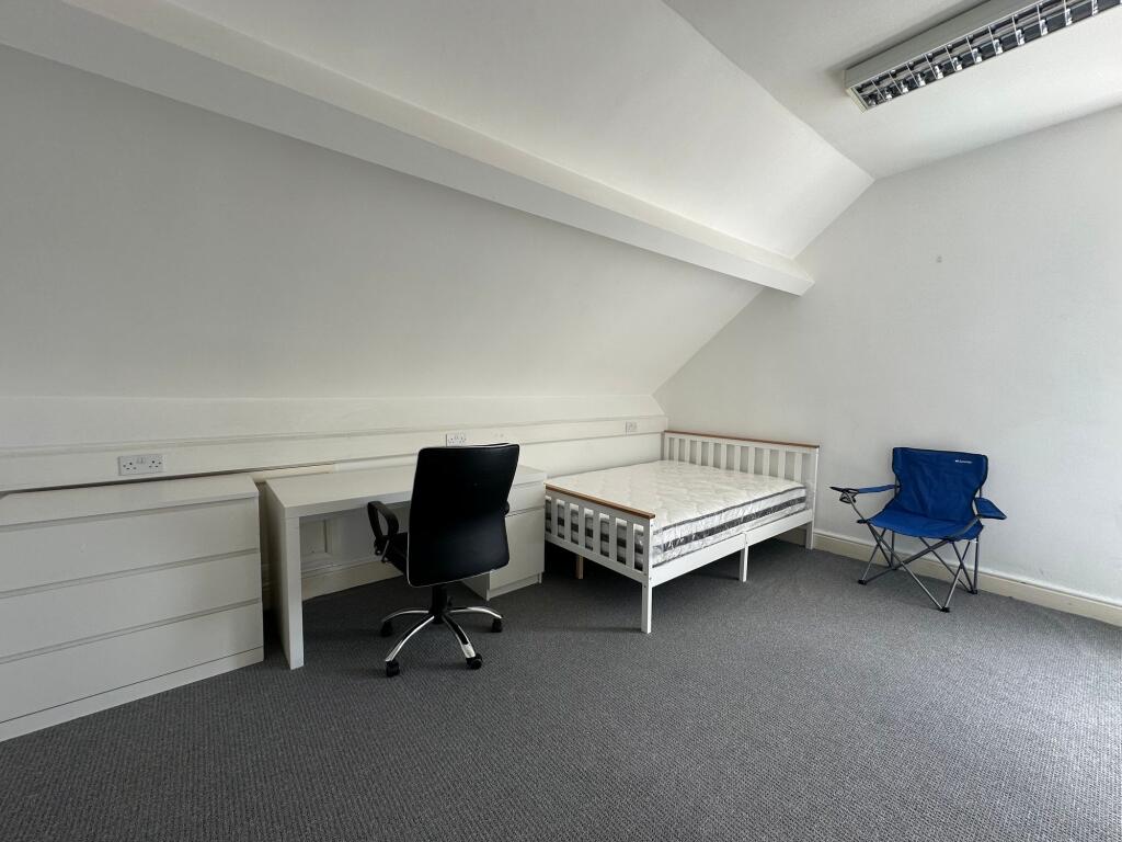 Bright and tidy single bedroom with modern furn...