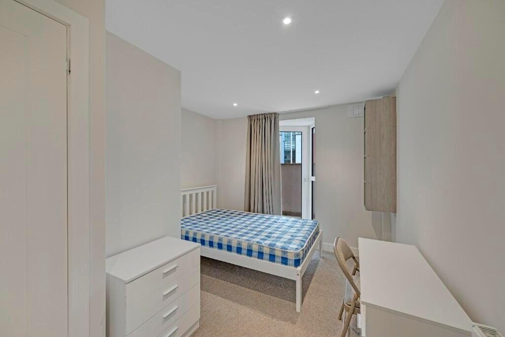 Bright and tidy single bedroom featuring a comf...