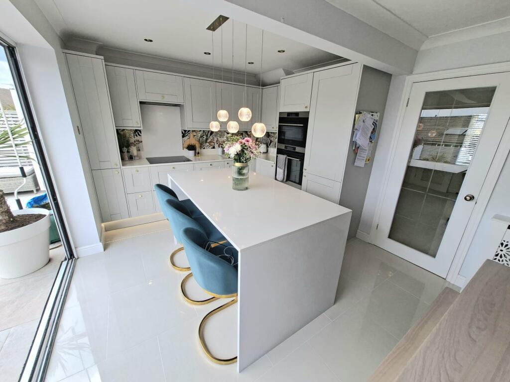 KITCHEN/BREAKFAST ROOM