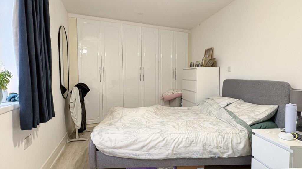 Bright, neatly presented double bedroom with bu...