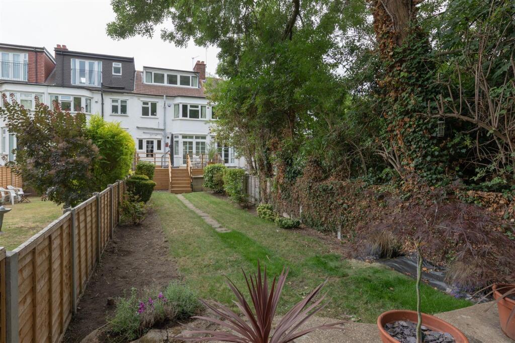 Brackley Square, IG8