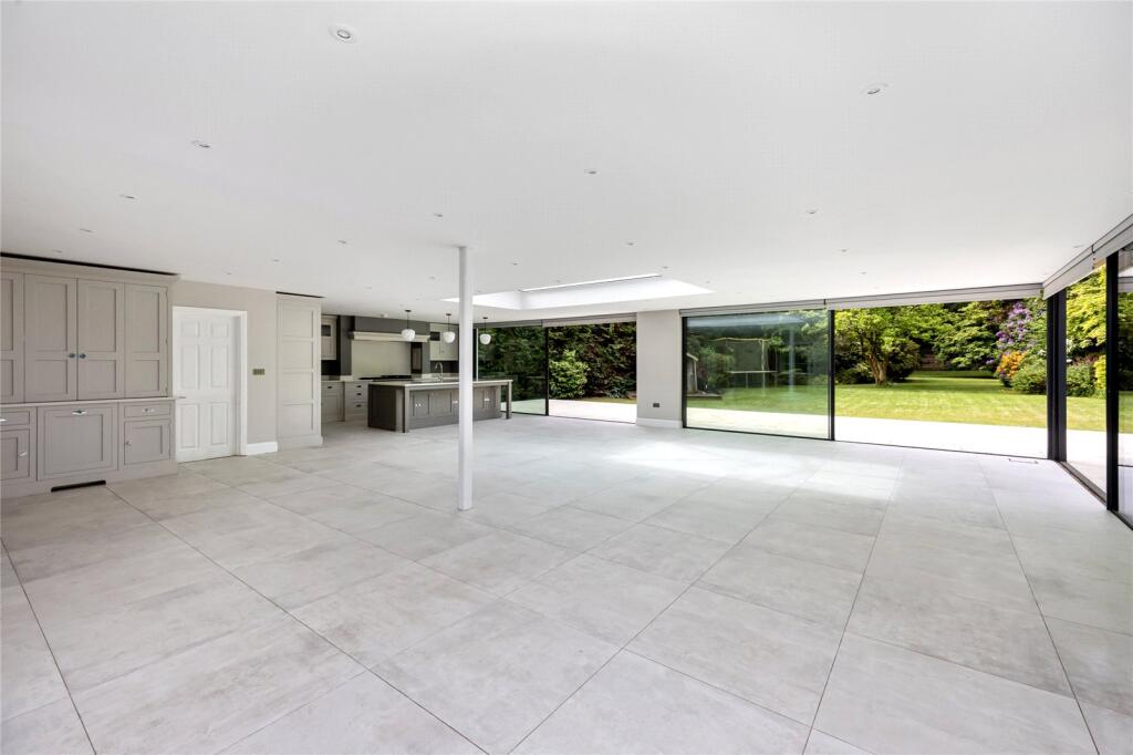 Sitting/Dining Area